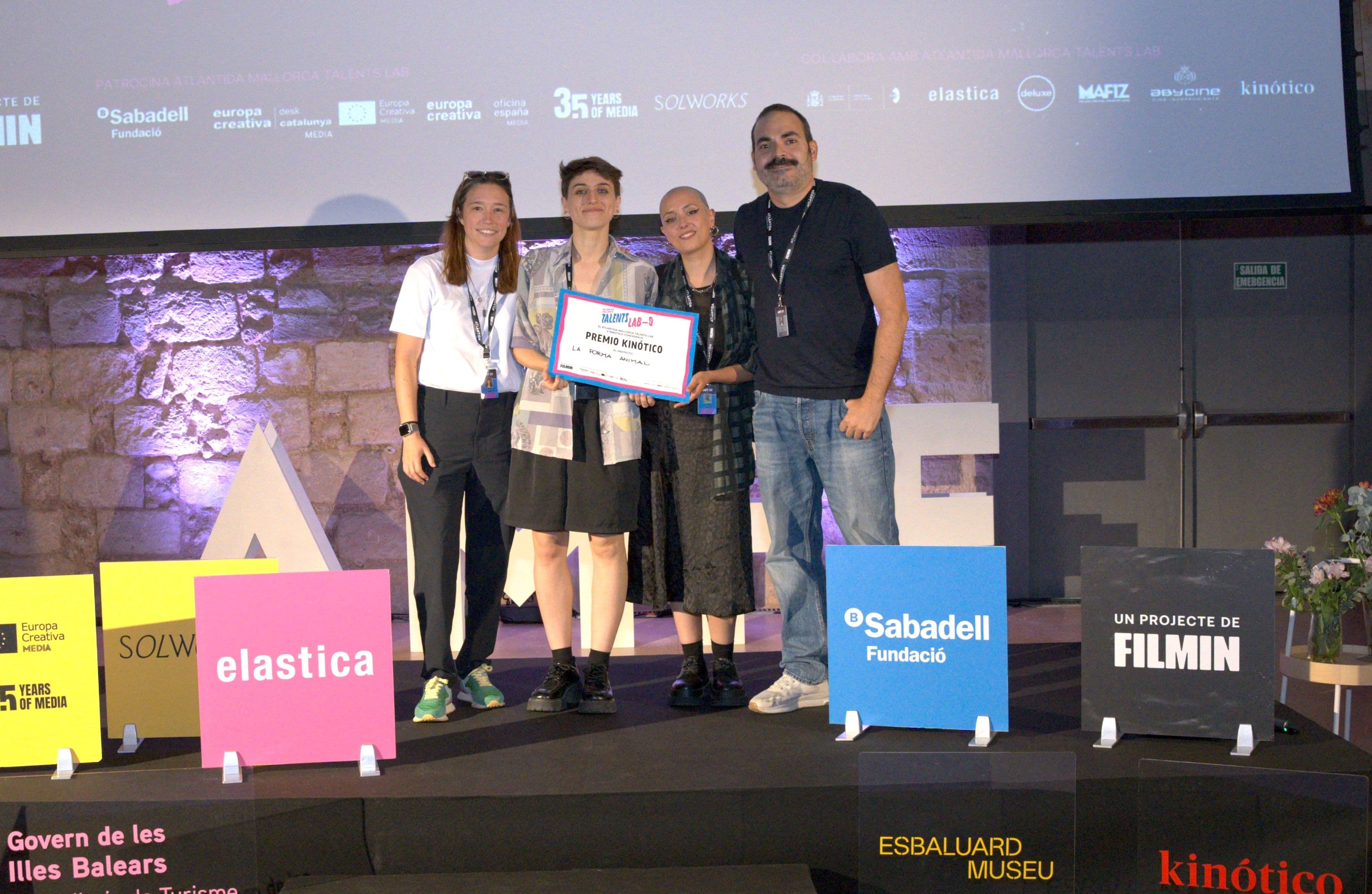 Las directoras Sofía Esteve e Isa Luengo y la productora Laura Rubirola posan con David Martos al recibir el Premio Kinótico del Atlàntida Mallorca Talents Lab 2026 para 'La forma animal', en julio de 2026