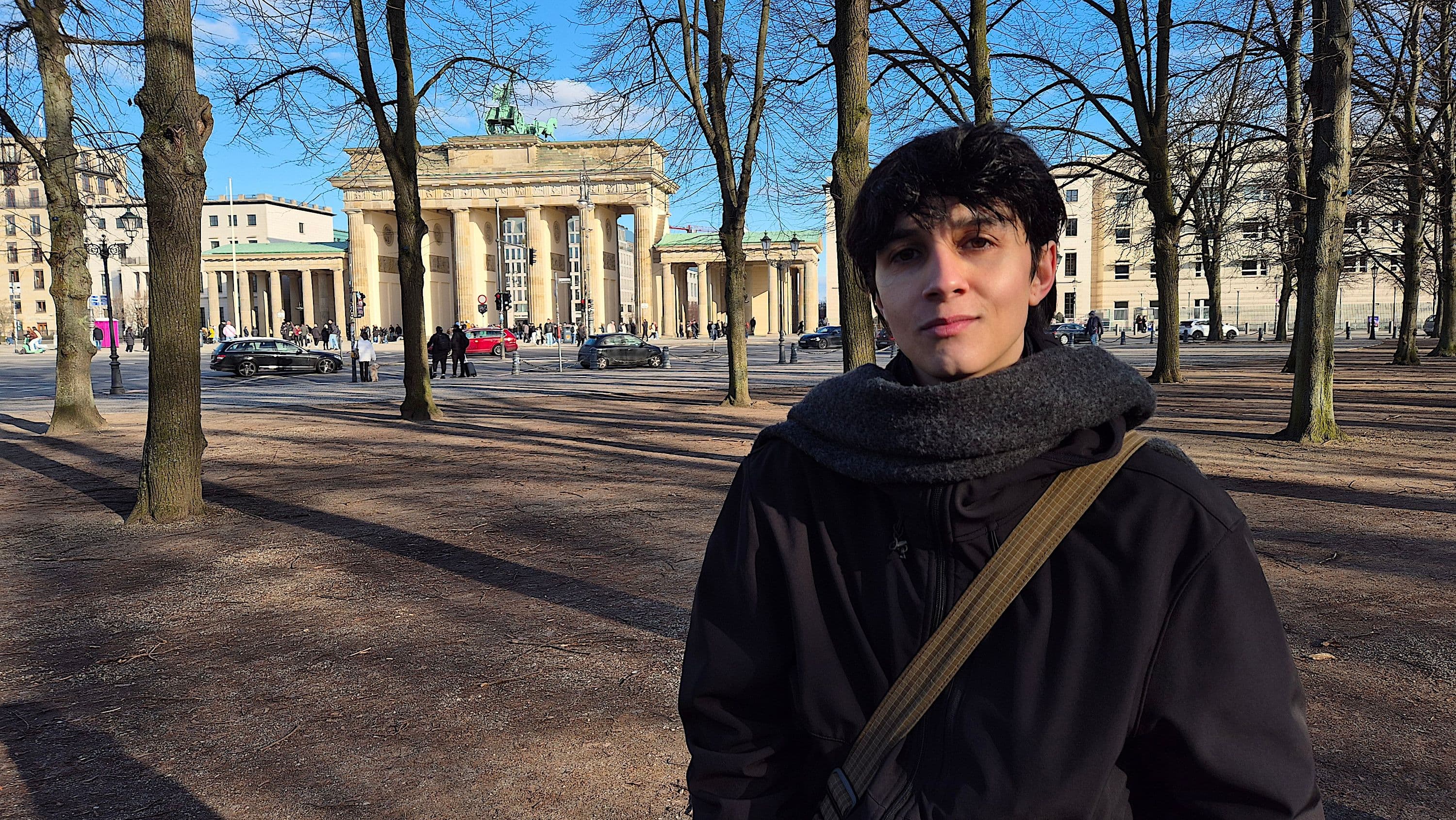 El director Christian Avilés posa ante la Puerta de Brandeburgo durante la Berlinale 2026