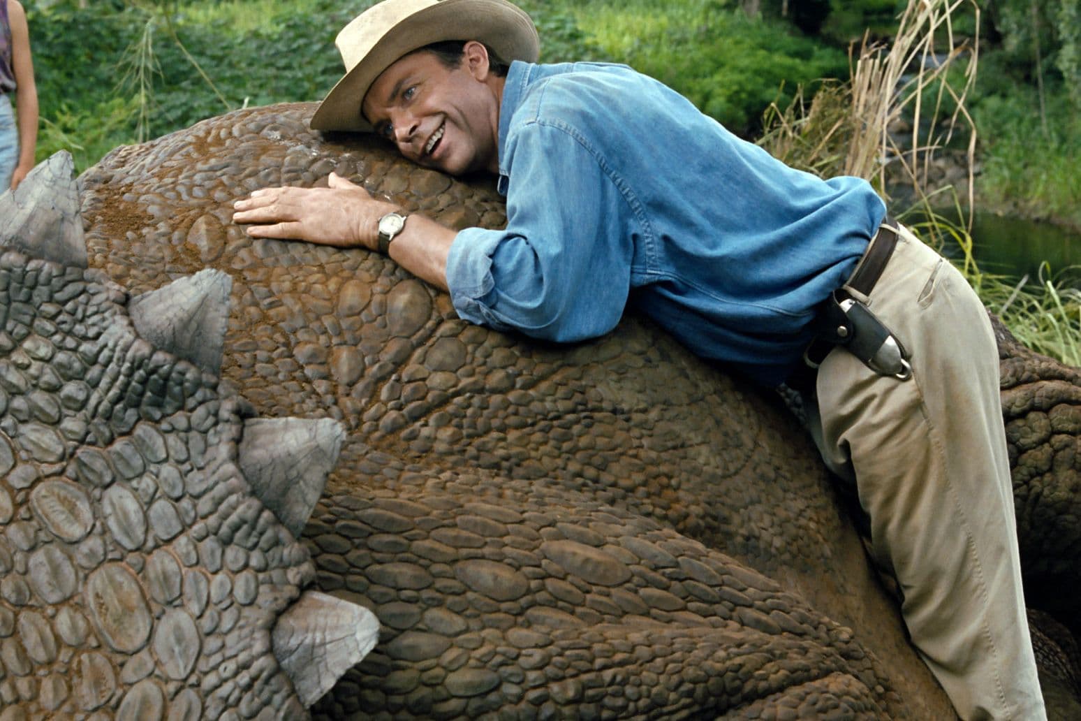 El actor Sam Neill en un fotograma de 'Jurassic Park', de Steven Spielberg, estrenada en 1993