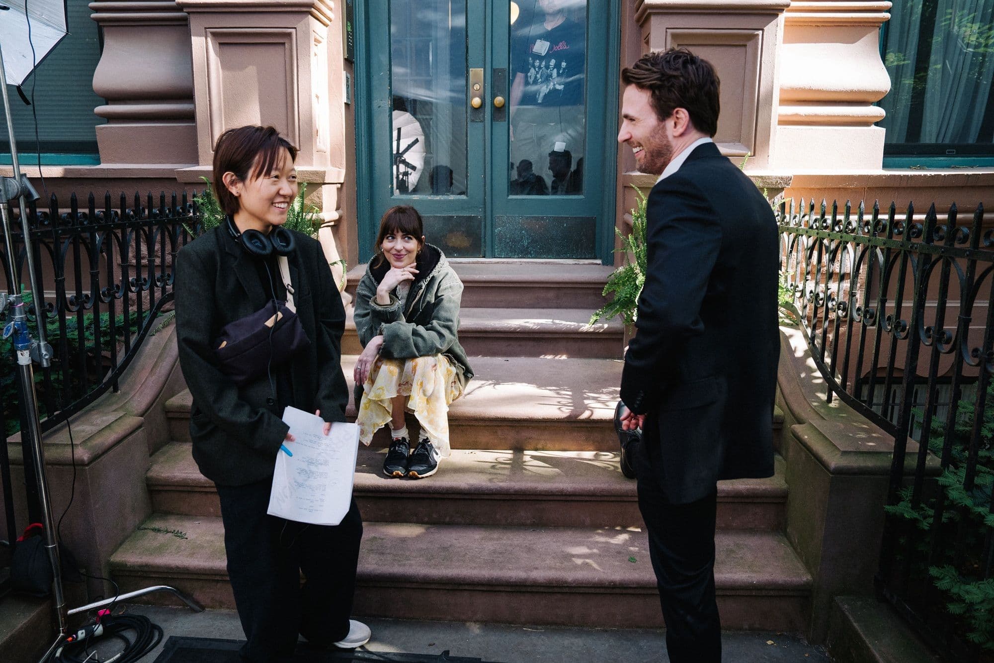 Celine Song, Dakota Johnson y Chris Evans en el rodaje de 'Materialistas' en Nueva York