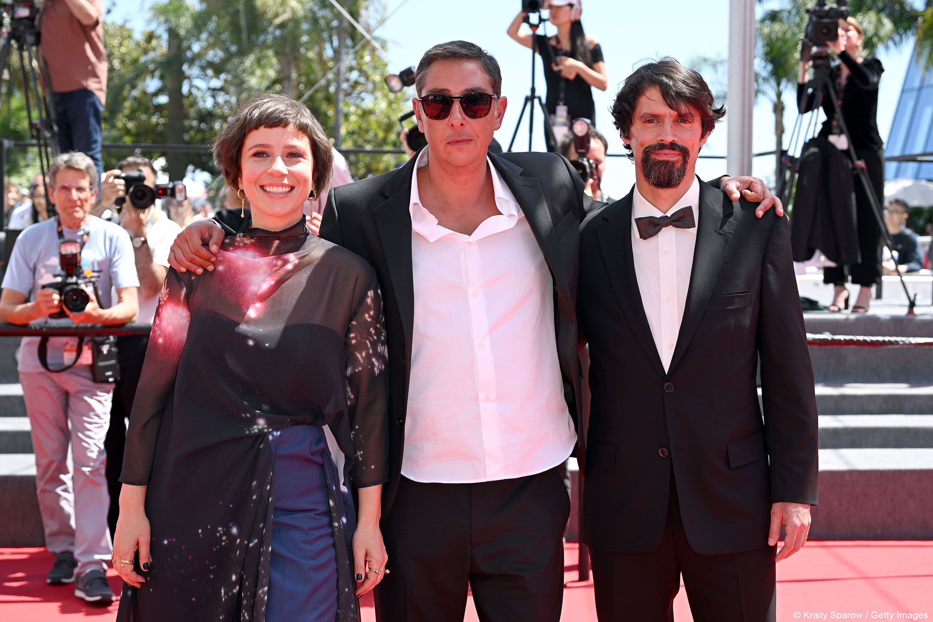 El director Miguel Gomes, con sus actores Crista Alfaiate y Gonçalo Waddington, en la alfombra roja de 'Grand tour' en Cannes 2024