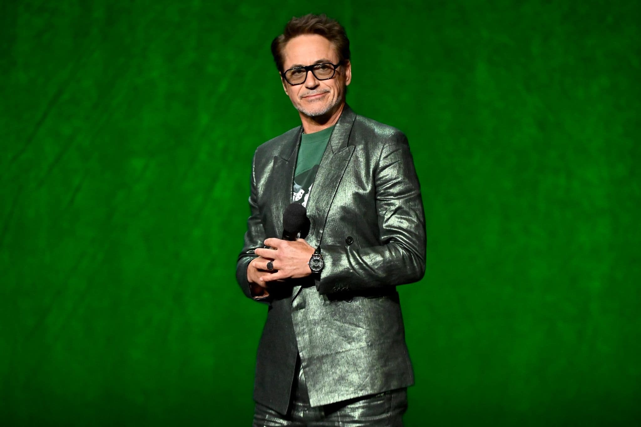Robert Downey Jr. sobre el escenario de la CinemaCon durante la presentación de Disney