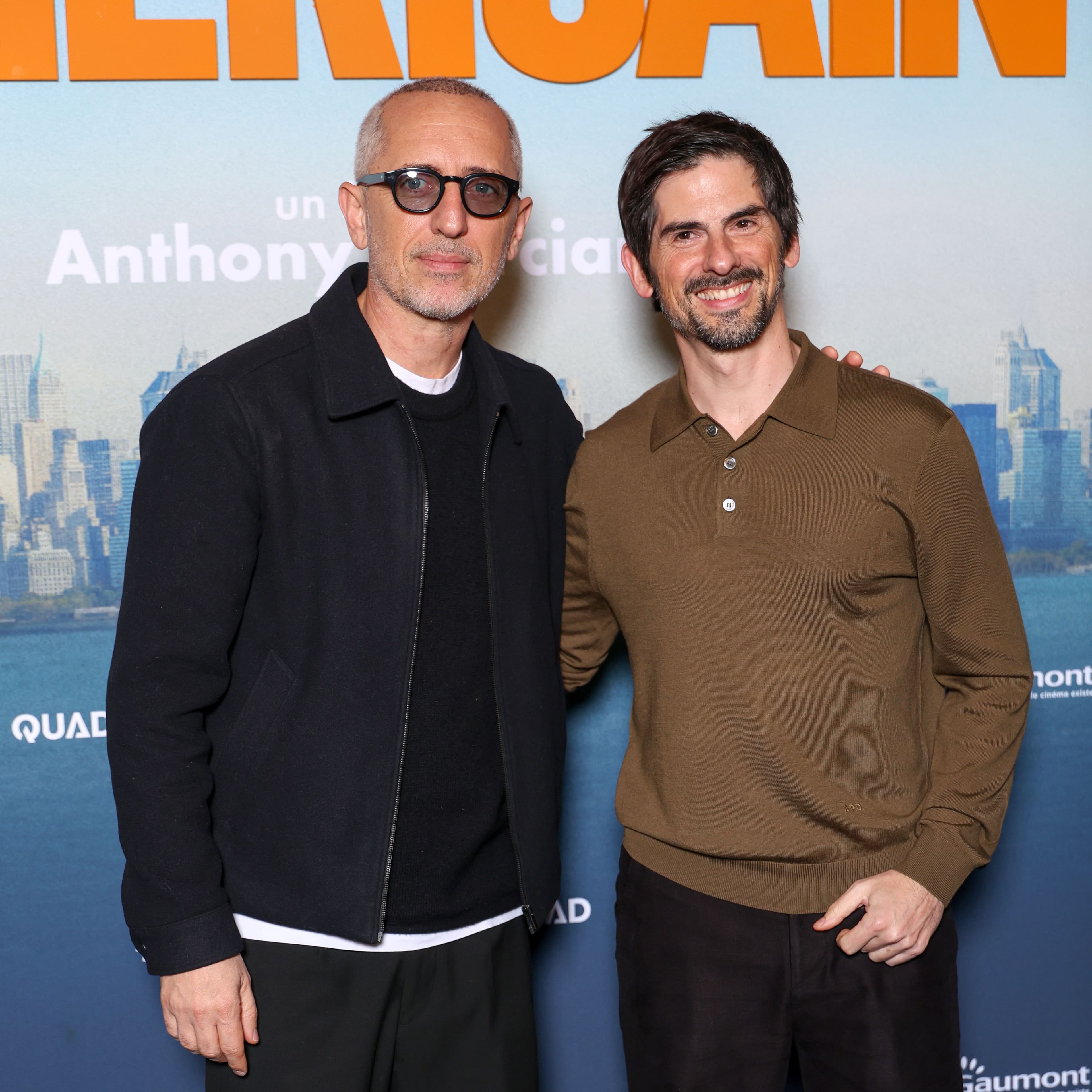 El actor Gad Elmaleh (izq.) y el director y guionista Anthony Marciano (dcha.) durante la premiere de 'El sueño americano' en París en febrero de 2026