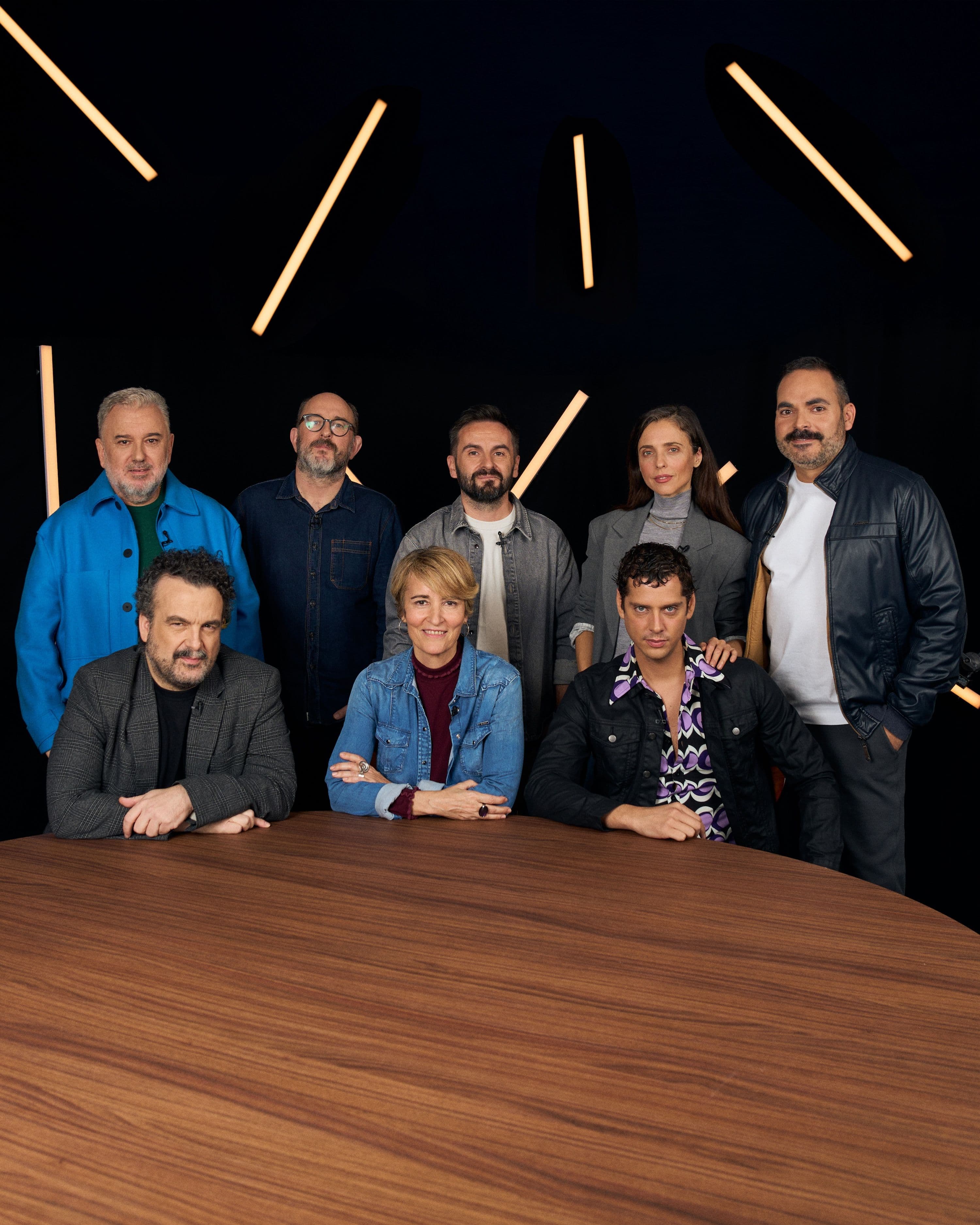 Foto grupal de la mesa redonda de showrunners de Kinótico 2025