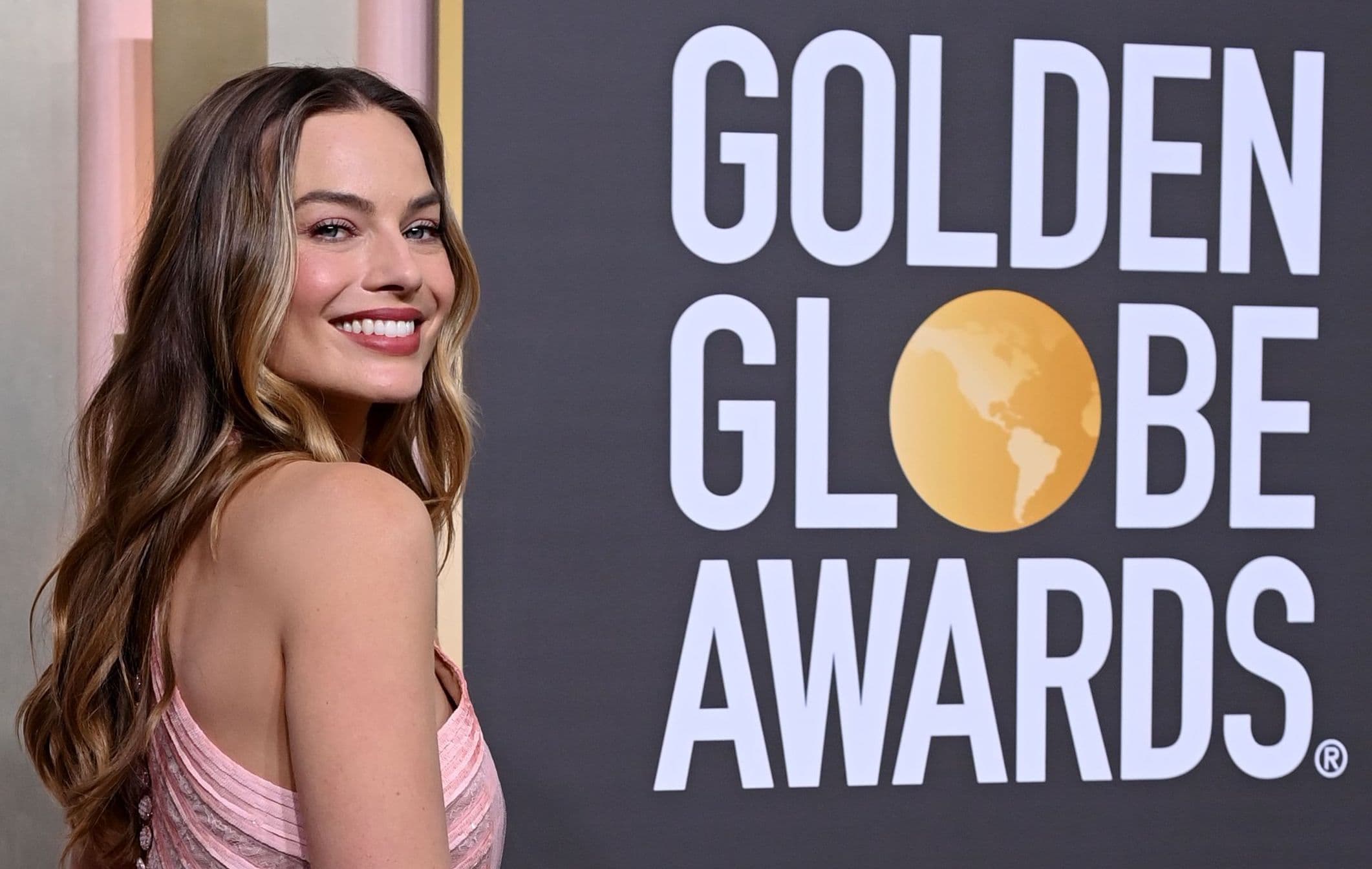 La actriz y productora Margot Robbie posa en la alfombra roja de los Globos de Oro 2023