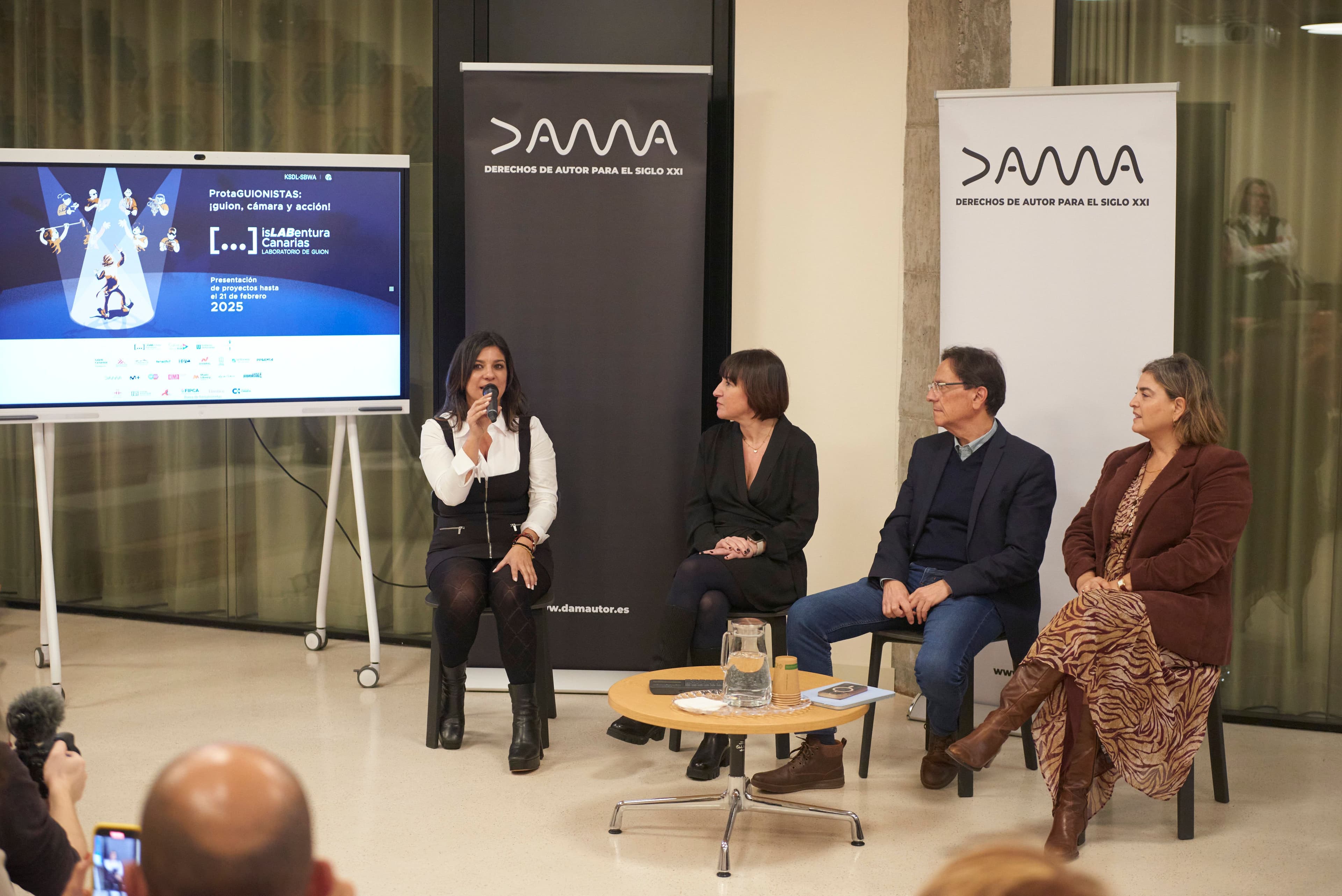 María José Manso (izda.), durante la presentación de IsLABentura Canarias 2025 en la sede de Dama, en Madrid