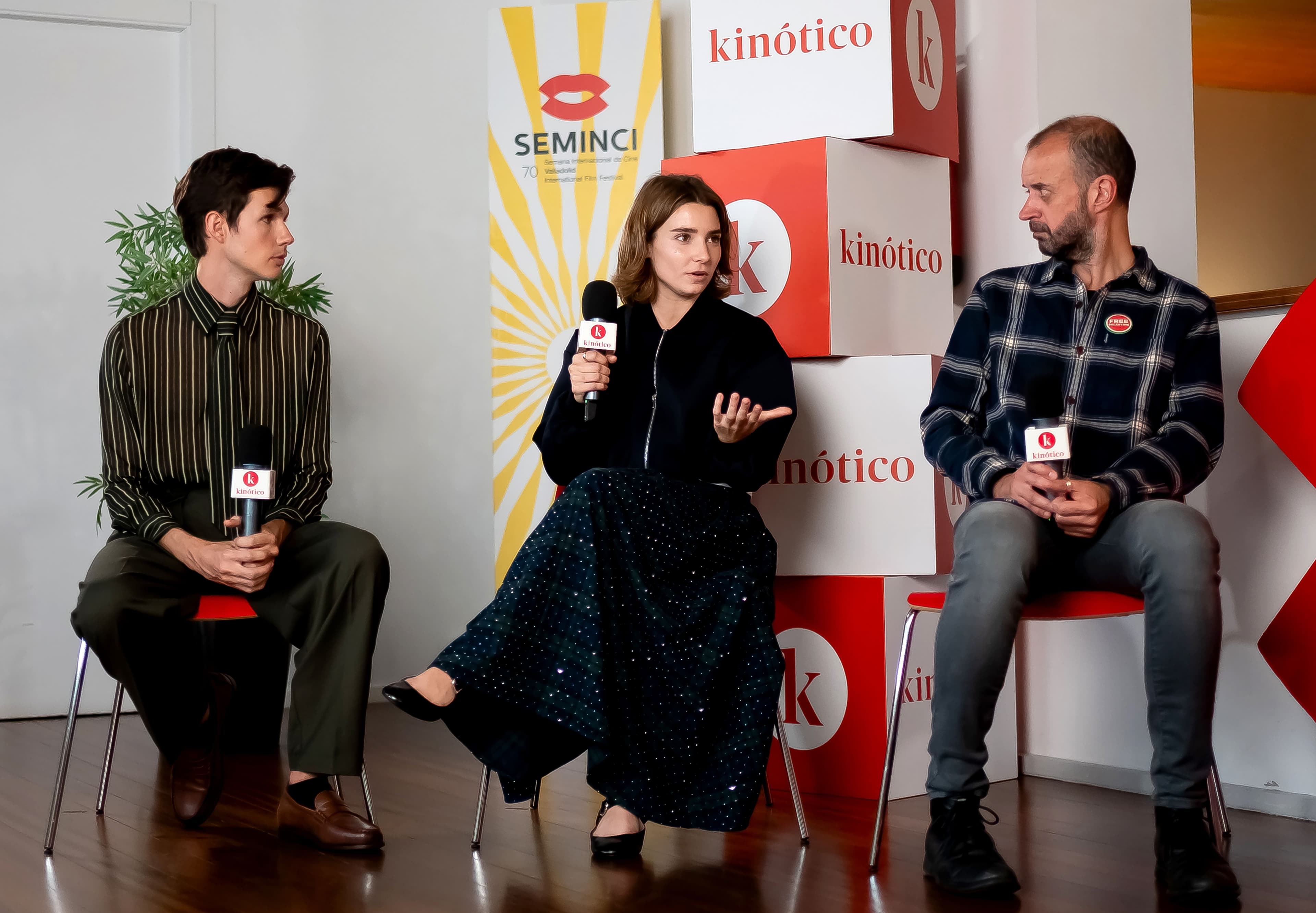 Diego Garisa, Julia Martínez y Fernando Franco en el set de Kinótico en la Seminci de Valladolid 2025
