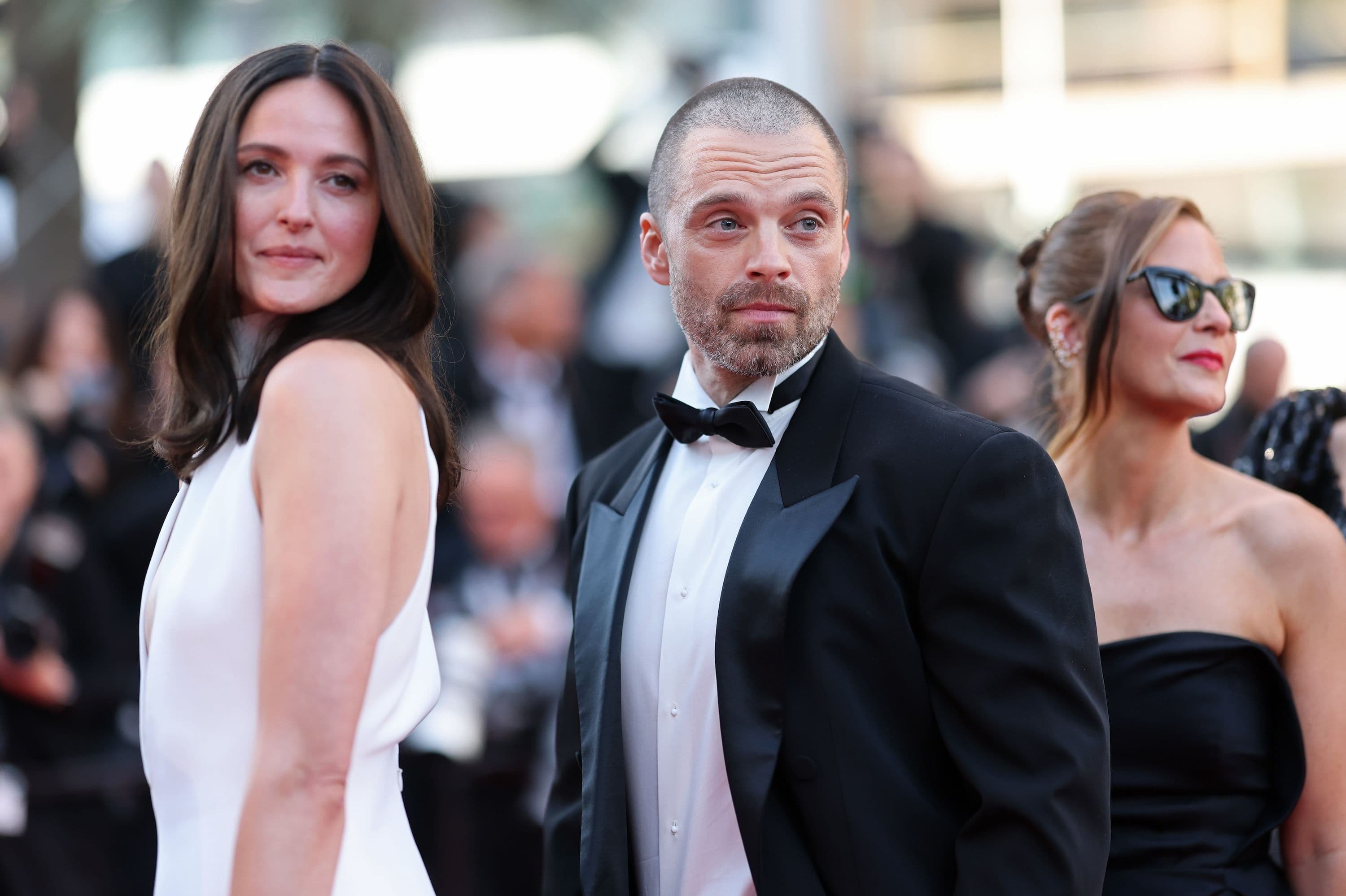 Los actores Renate Reinsve, Sebastian Stan y Lisa Carlehed posan en la alfombra roja de 'Fjord' durante el Festival de Cannes 2026
