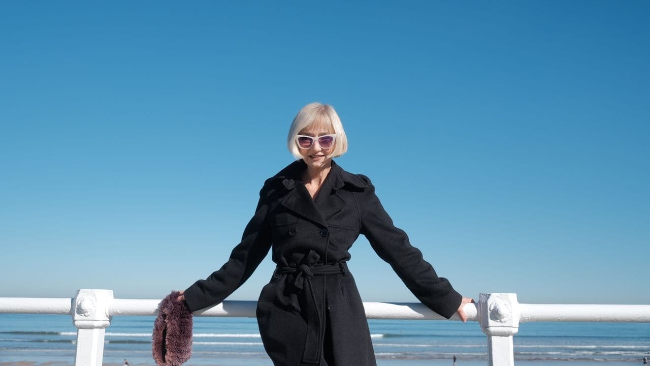 La directora y actriz María de Medeiros posa en la Playa de San Lorenzo durante el Festival de Gijón 2022