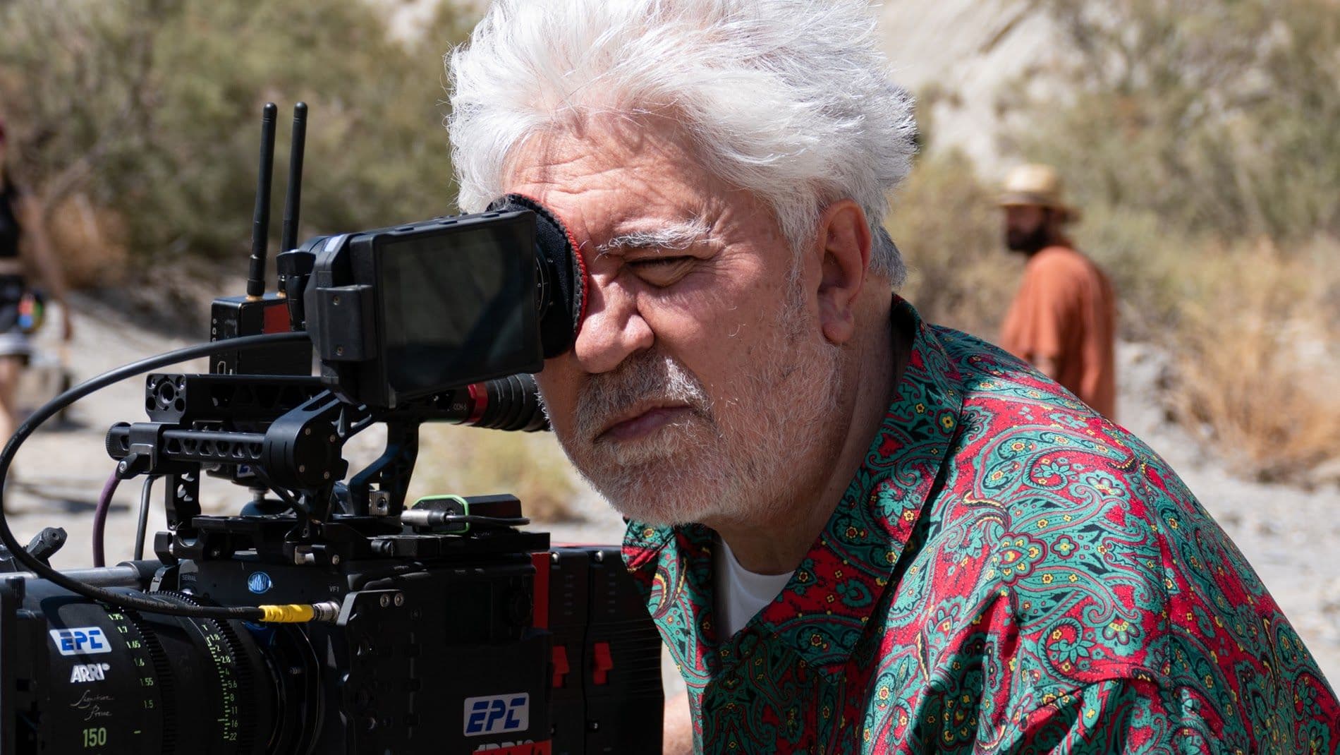 El director Pedro Almodóvar, durante el rodaje en Almería de su corto 'Extraña forma de vida'
