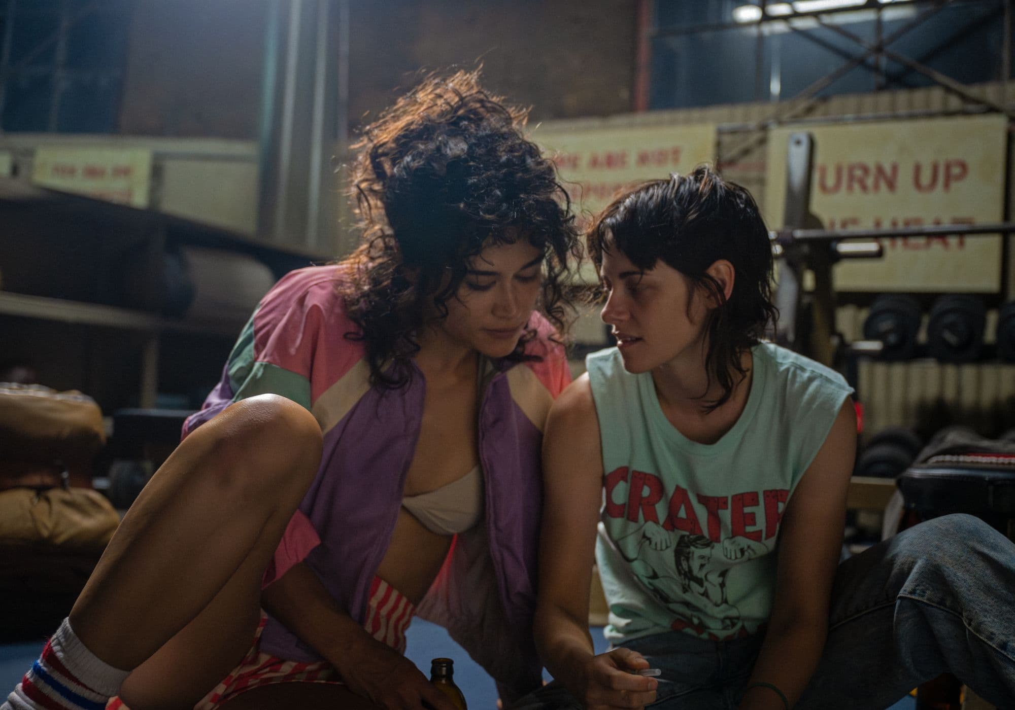 Fotografía de la película 'Love lies bleeding', protagonizada por Katy O'Brian y Kristen Stewart