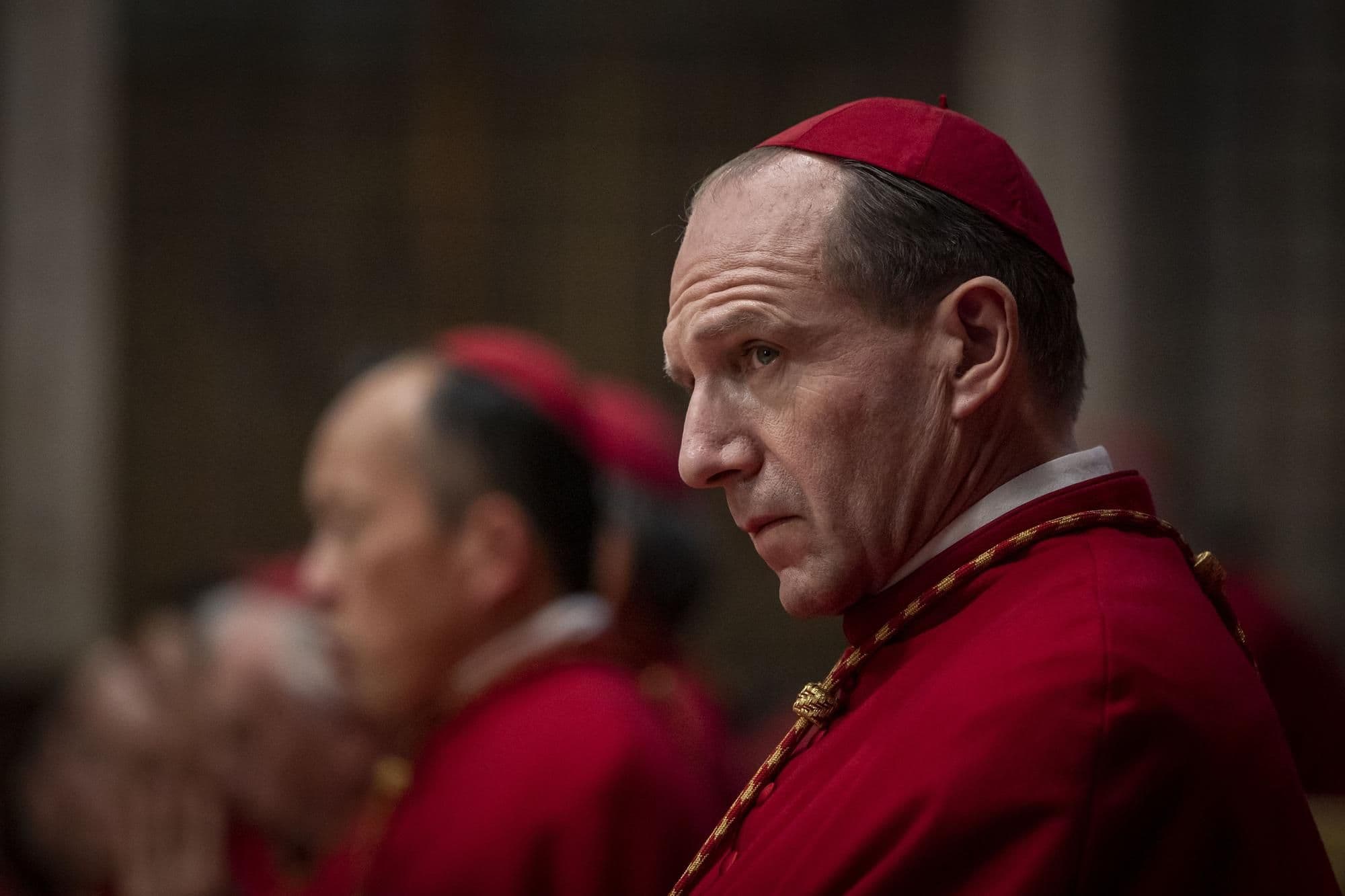 El actor Ralph Fiennes, en una imagen promocional de la película 'Cónclave'