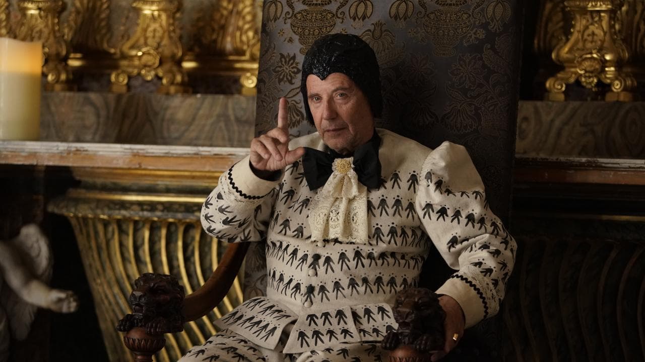 Fotograma de 'L'Empire', de Bruno Dumont, y protagonizada por Fabrice Luchini y Lyna Khoudri