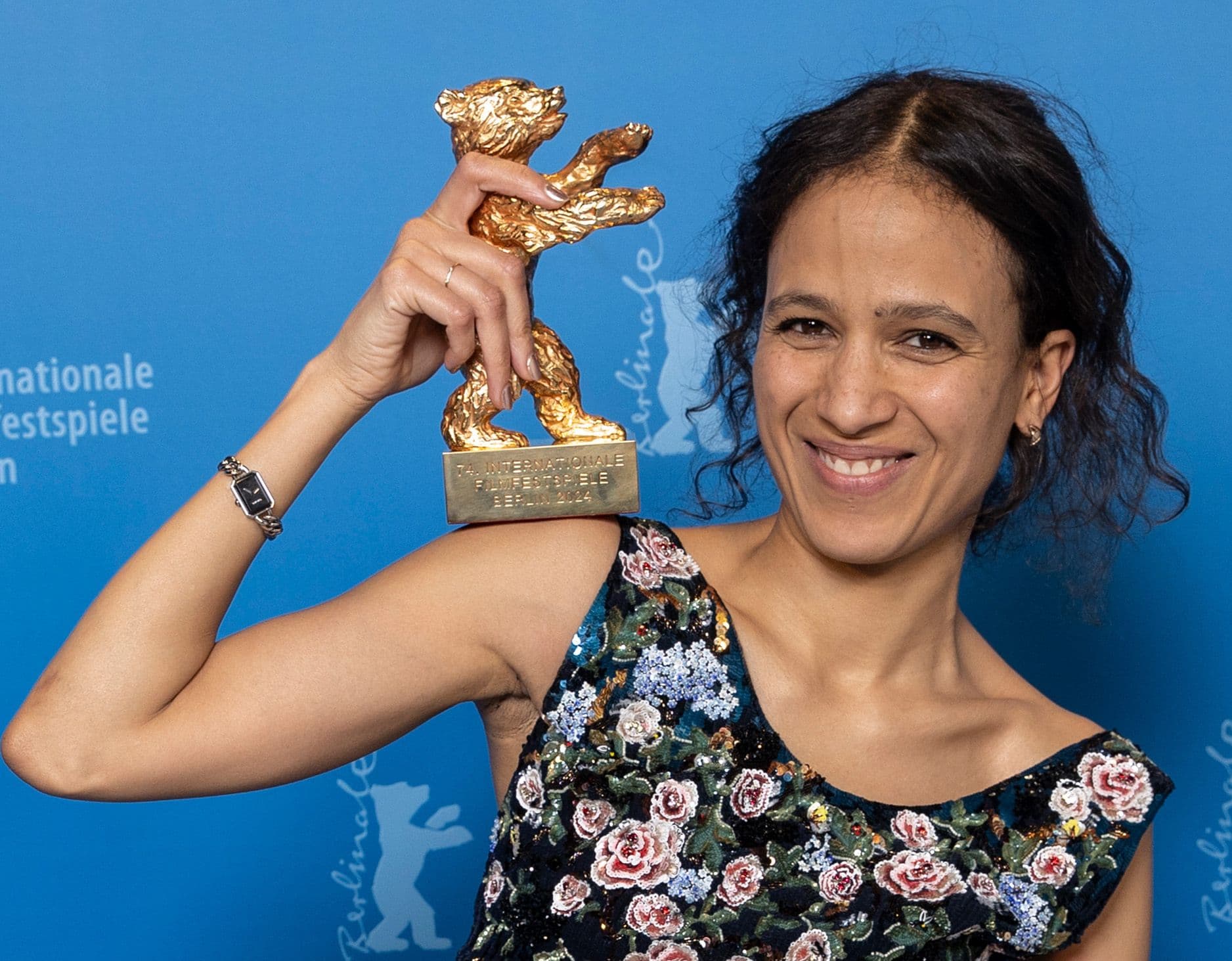 La directora Mati Diop sonríe junto a su Oso de Oro