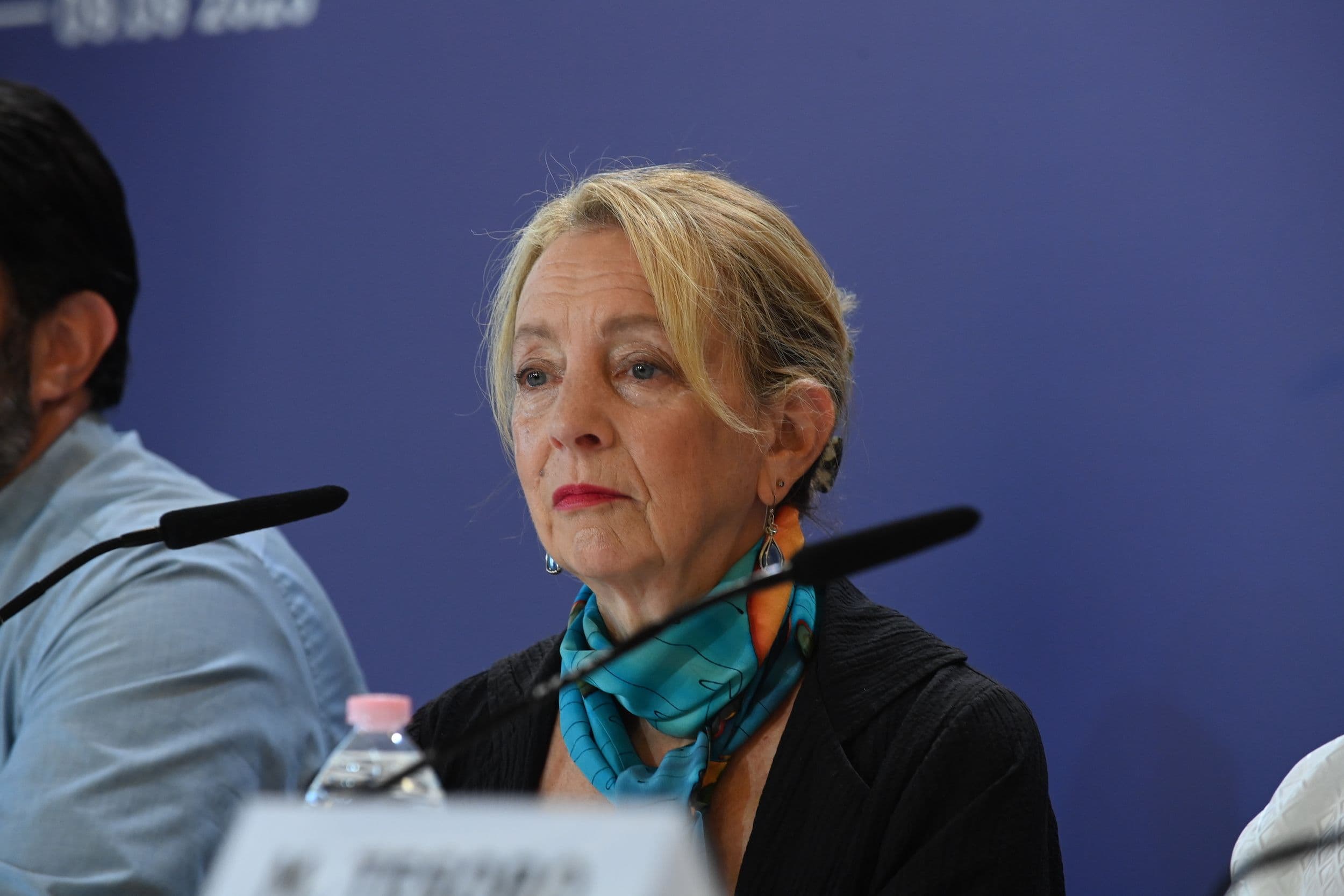 Jamie Bernstein, hija de Leonard Bernstein, durante la rueda de prensa de 'Maestro' en Venecia