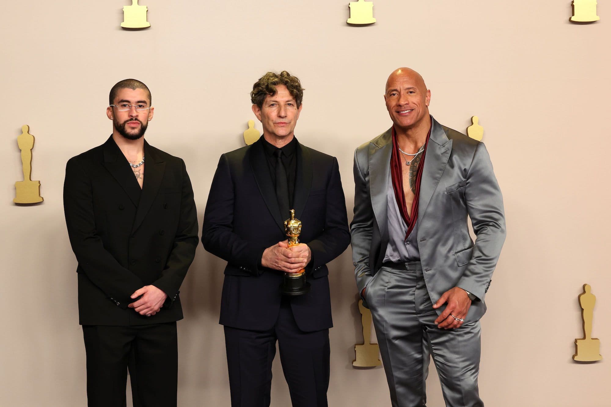 Bad Bunny y Dwayne 'La Roca' Johnson posan junto a Jonathan Glazer, ganador de la Mejor Película internacional