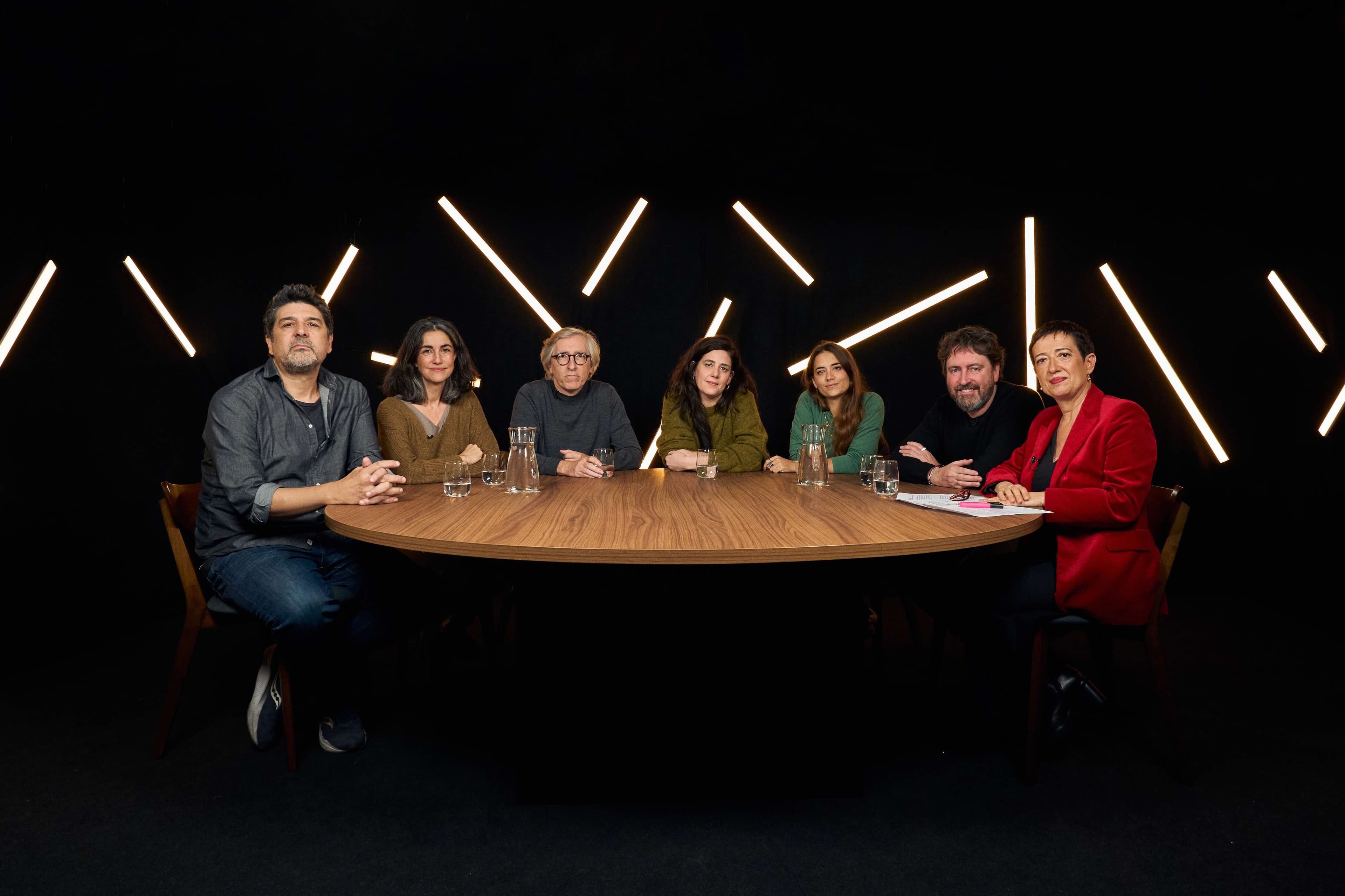 Cesc Gay, Avelina Prat, David Trueba, Belén Funes, Gemma Blasco, Daniel Sánchez Arévalo y María Guerra, en la mesa redonda de actrices de guionistas de Kinótico 2025