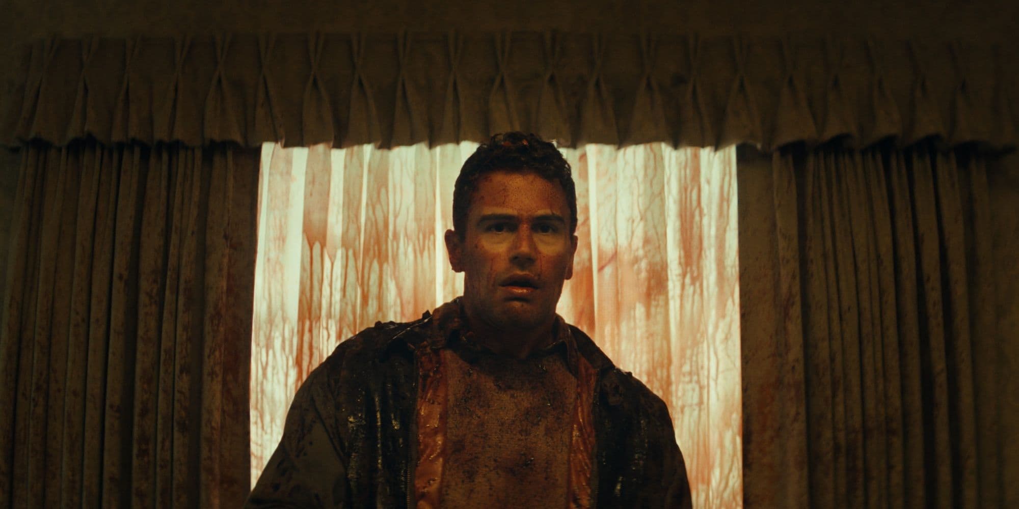 Theo James ensangrentado en un fotograma promocional de 'The Monkey', de Osgood Perkins
