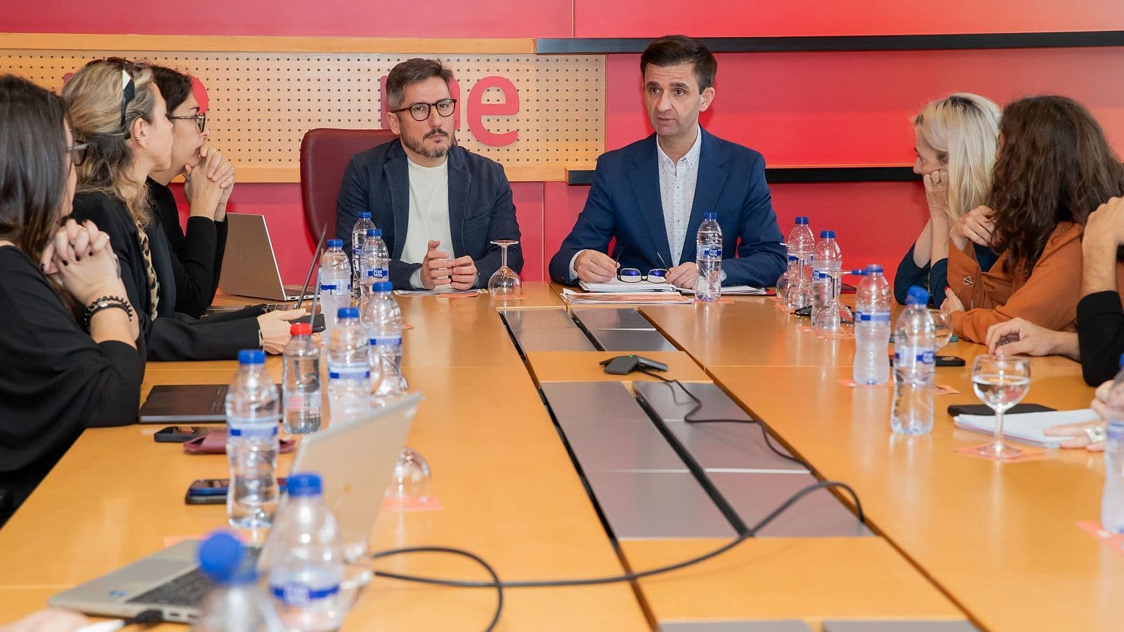 El presidente de RTVE, José Pablo López (tercero por la dcha.), reunido con las asociaciones de productores españoles