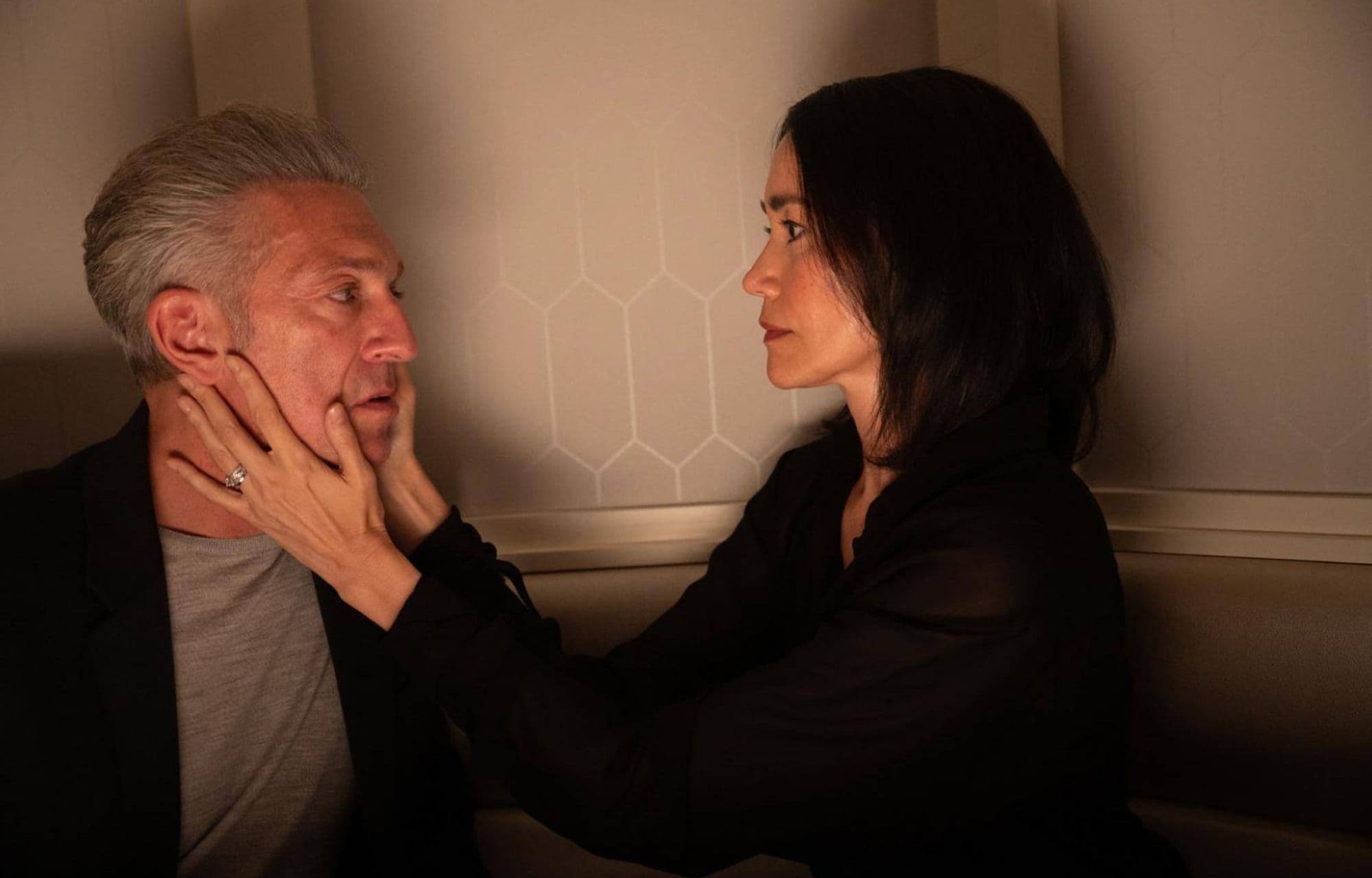 Vincent Cassel y Sandrine Holt en una imagen de la película 'The Shrounds', de David Cronenberg