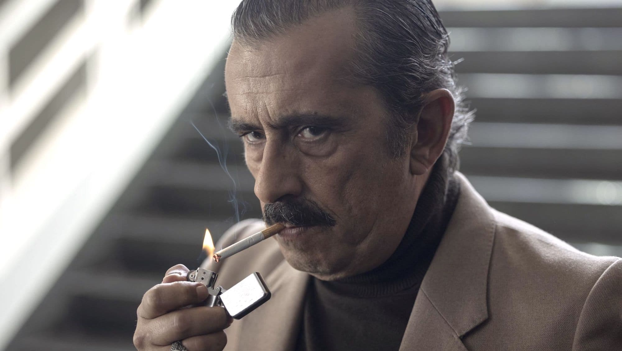 Andreu Buenafuente interpreta al doctor Estrada, fallecido maestro del protagonista de 'El otro lado'