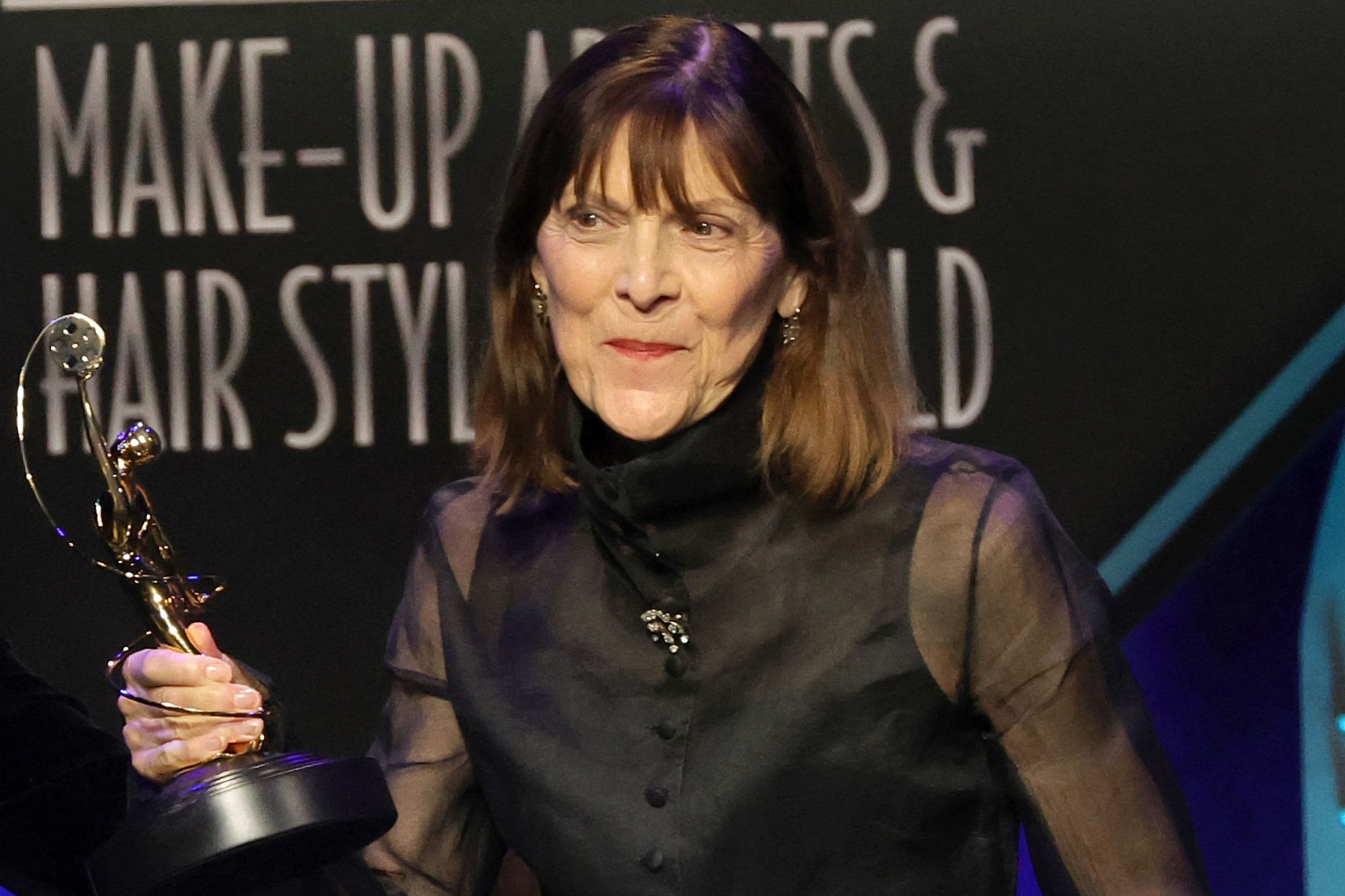Michèle Burke posa con el premio a su carrera que le entregó el Sindicato de maquilladores y peluqueros de Hollywood en 2022