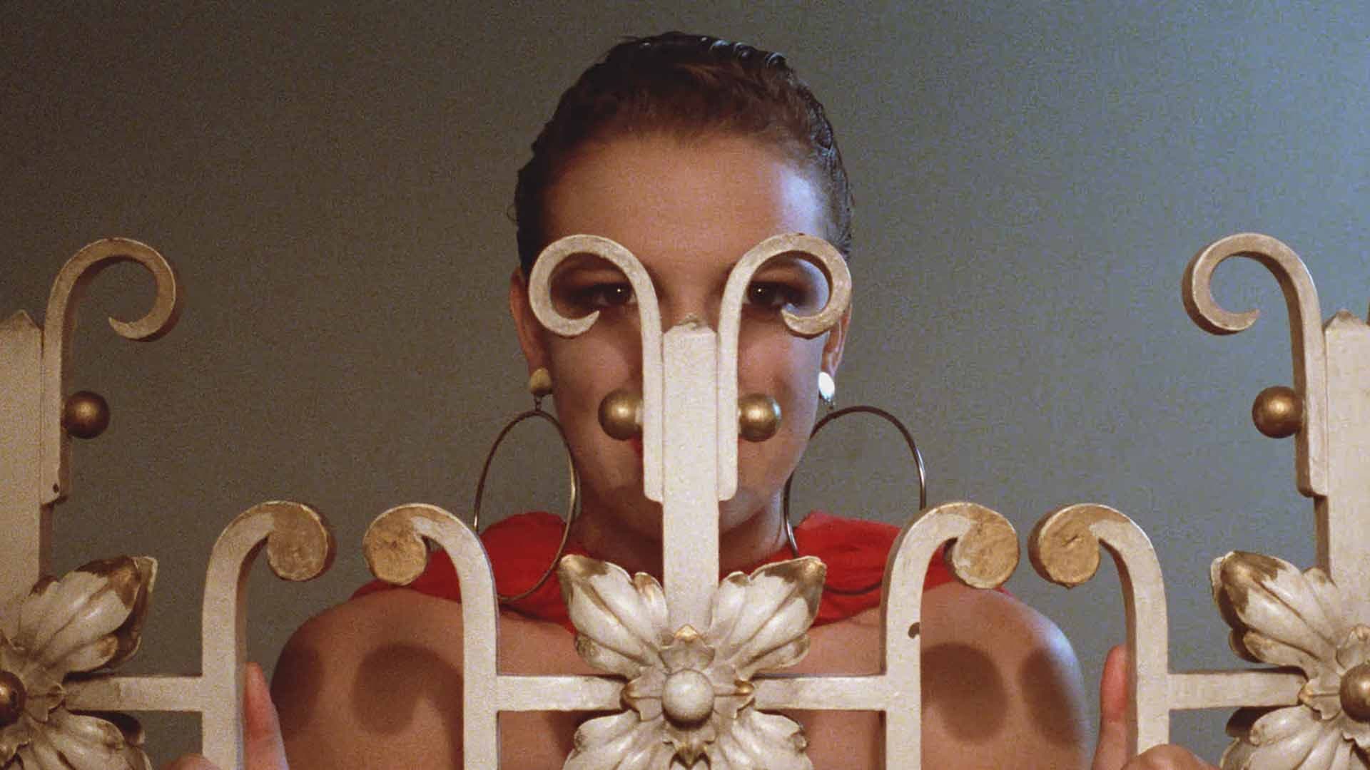 Fotograma promocional de la película 'Matador', de Pedro Almodóvar, con la actriz Eva Cobo