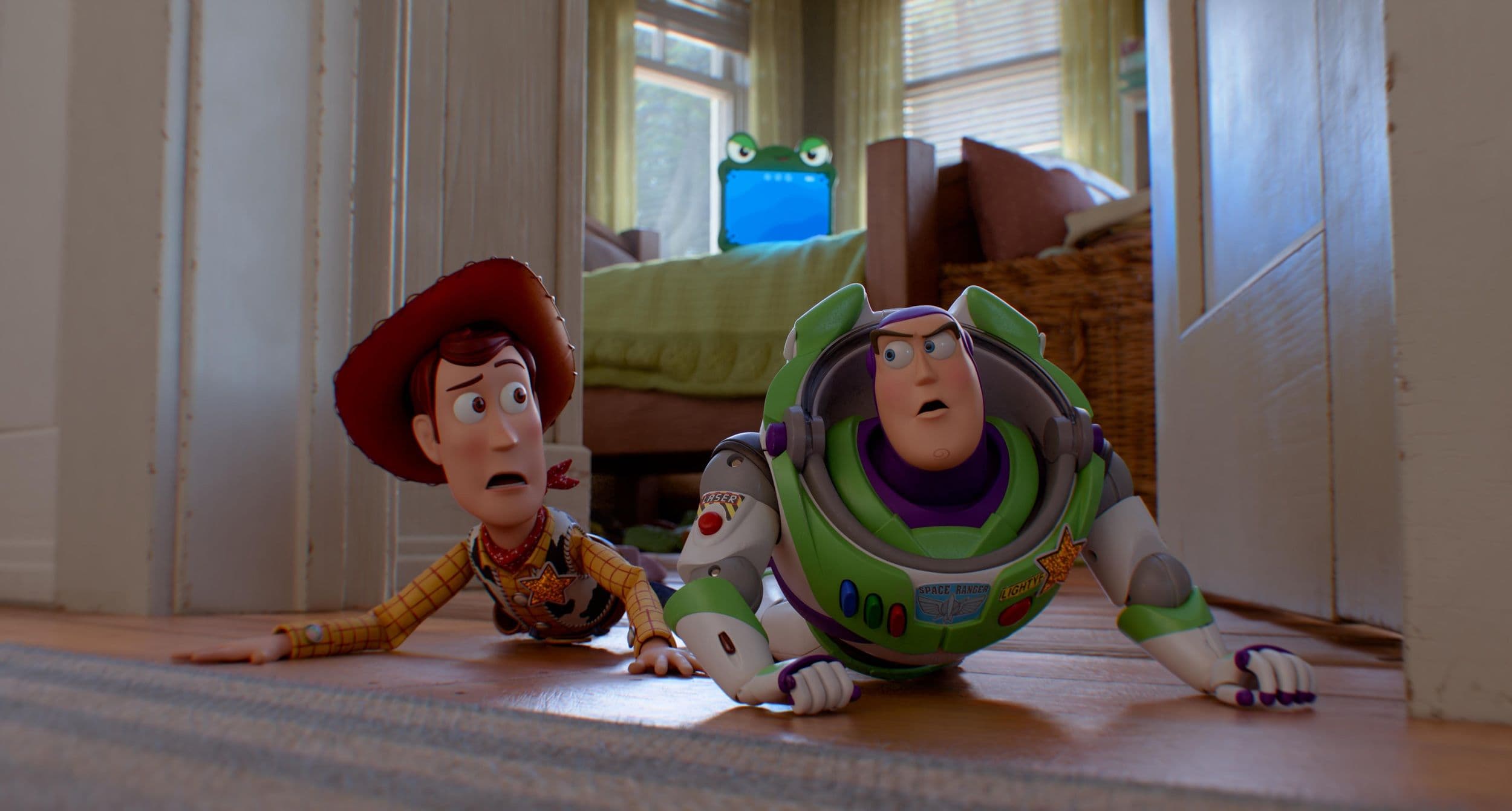 Woody y Buzz Lightyear en el suelo, con Lilypad de fondo, en un fotograma de 'Toy Story 5'