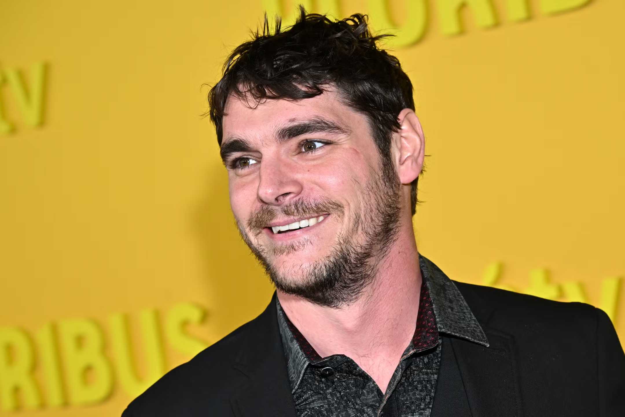El actor RJ Mitte durante la premiere en Los Angeles de la serie de Apple TV 'Pluribus', creada por Vince Gilligan, en noviembre de 2025