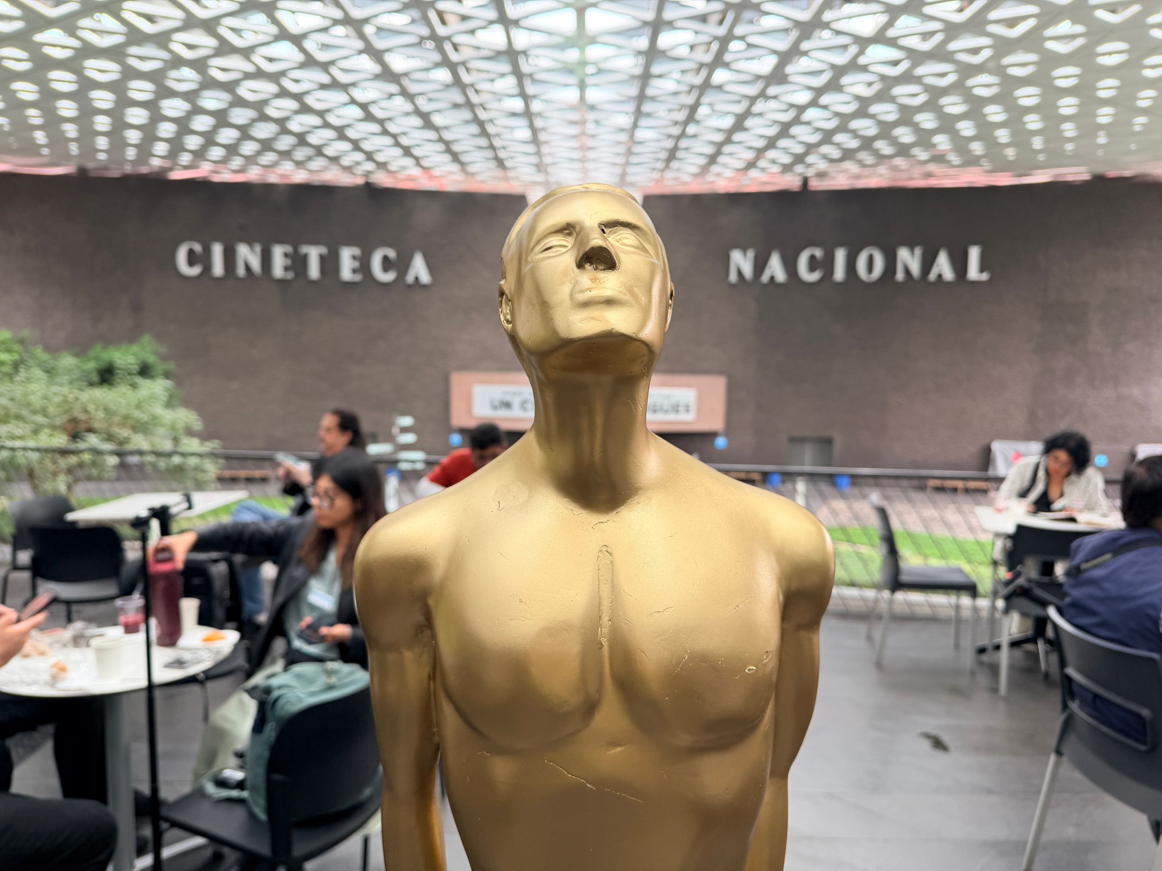 Escultura de Premio Ariel en la Cineteca Nacional en julio 2026
