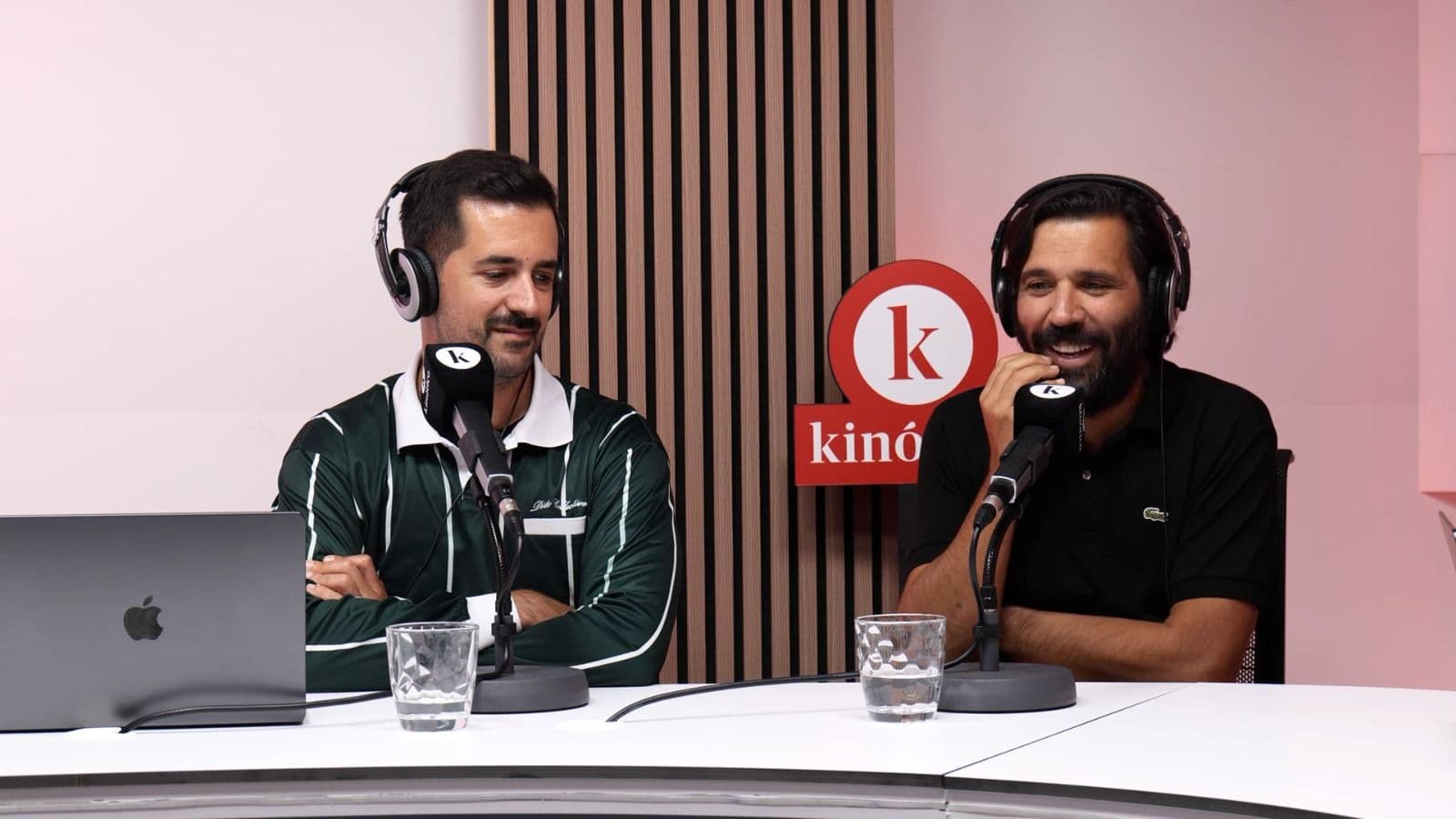 Iñaki Mayora y el distribuidor Enrique Costa, de Elastica Films, durante la grabación del episodio 525 de Kinótico en Madrid, en septiembre de 2026