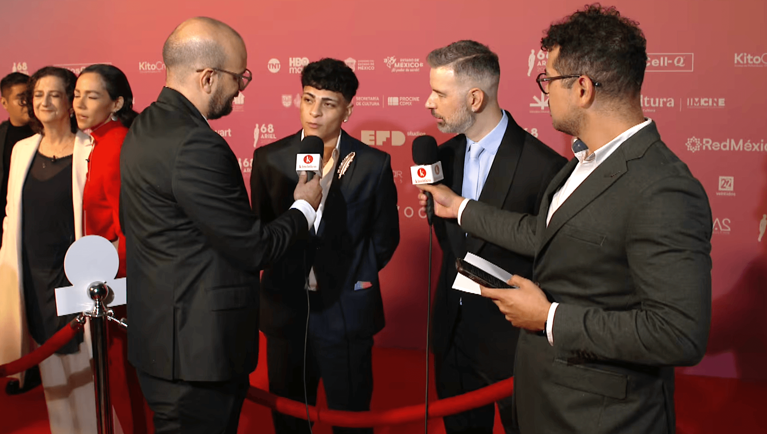 El actor Victor Prieto y el director David Pablos, de 'En el camino', conversan con Carlos Gómez Iniesta y Arturo Magaña en la alfombra roja de los Premios Ariel 2026